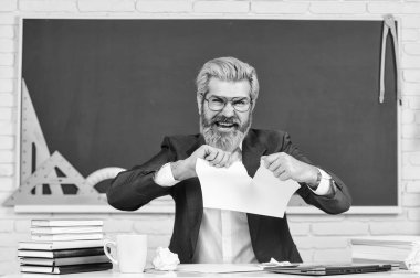 Sıkı çalış. Bedava eğitim al. Herkes için okul eğitimi. Modern eğitim gereksinimleri. Özel okul reklamları kayıtları artırıyor. Profil belgelerini yok et. Öğretmen kağıt dosyasını yok ediyor