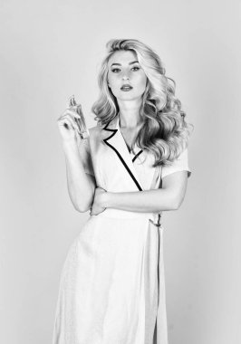 Tuvalet suyu kolonyası. Gelin parfüm sürüyor. Mükemmel yaz kokusu kıyafeti. Aromatik esanslı bir kız. Bir şişe parfüm. Parfüm şişesi olan genç ve güzel bir kadın. Parfüm kullanan seksi kadın