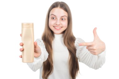 Mutlu çocuk şampuan saç kremi ya da duş jeli seçici odak noktası, şampuan..