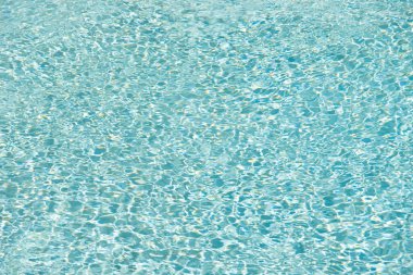 Dalgalı deniz yüzeyi. Dalgalanan deniz suyu arka planı. Parlak mavi deniz