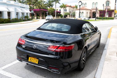 Palm Beach, Florida USA - 21 Mart 2021 Mercedes Benz S 560 AWD 4MATIC lüks Cabriolet araba