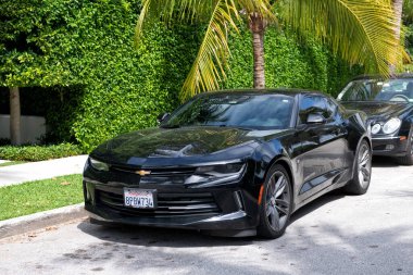 Palm Beach, Florida ABD - 21 Mart 2021: Siyah Chevrolet Camaro lüks araba