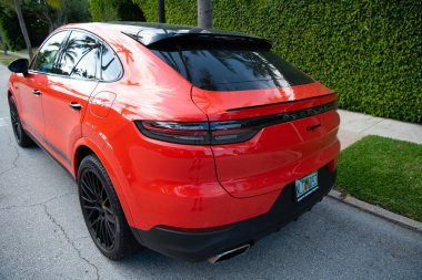 Palm Beach, Florida ABD - 21 Mart 2021: Kırmızı Porsche Cayenne Coupe lüks araba