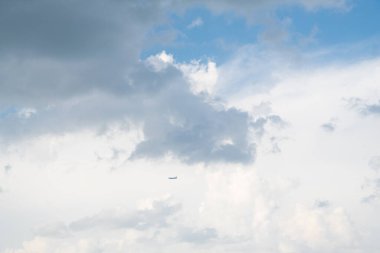 Bulutlu gökyüzü arka planı. Hava bulutlu. Gökyüzünde beyaz bulutlar. Mavi güneşli gökyüzü ve beyaz bulutlar.