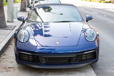 Long Beach, California USA - 11 Nisan 2021: Mavi Porsche 911 Carrera Cabriolet. ön görünüm.