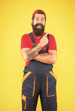 Mutlu sakallı adam elektrikçi tamir ve tamir, inşaat