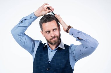 Yakışıklı adam saçını fırçayla tarıyor, berber dükkanı