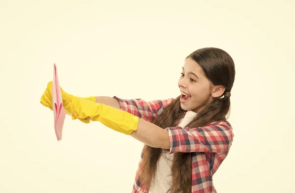 Criança feliz usar espanador e luvas de limpeza. luvas de proteção de borracha amarela menina pequena pronto para limpar. Deveres domésticos. Luvas de lavar louça. Luva amarela para limpeza. espanador útil para limpar poeira — Fotografia de Stock