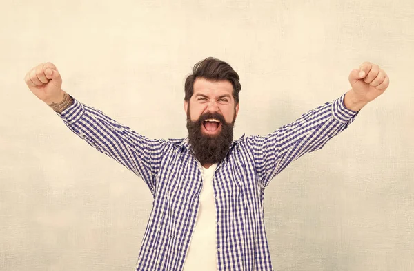 Feliz hombre barbudo celebrar la victoria manteniendo los brazos hacia arriba dedos apretado ganadora gesto fondo azul, ganador — Foto de Stock