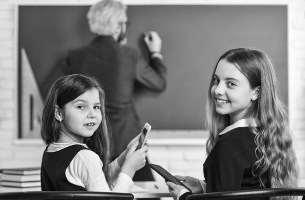 Hard aan het studeren. creativiteit openbaar te maken en te ontwikkelen. Docent werkt met creatieve kinderen. kleine meisjes kinderen op school. terug naar school. Leraar en leerling werken samen aan een bureau op de basisschool — Stockfoto