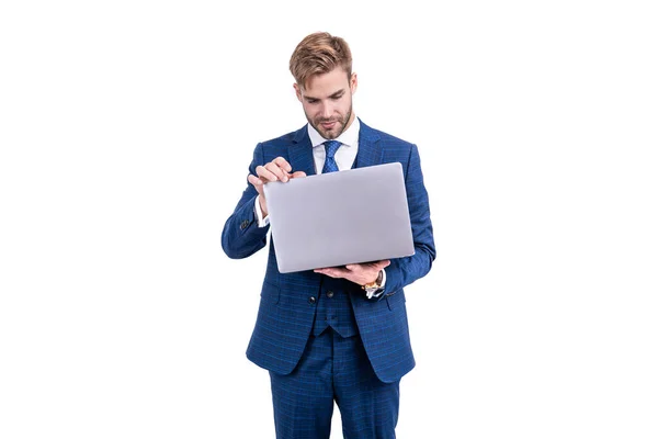 Uomo d'affari in abito business blogging online utilizzando laptop per la comunicazione aziendale, weblog. — Foto Stock