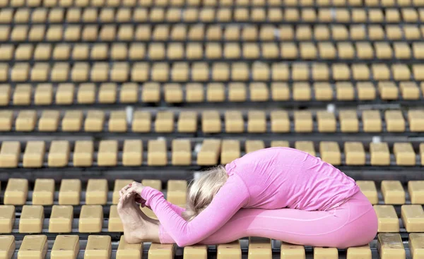 Mujer joven y guapa haciendo asanas de yoga en el parque — Foto de Stock