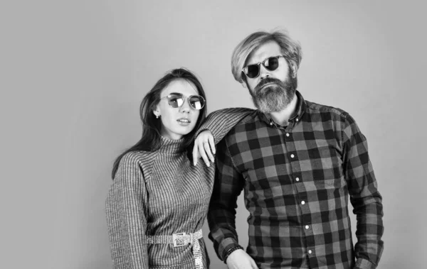 Vandaag is een goede dag. Hipster koppel. Baard man met geverfd haar en stijlvol meisje met zonnebril. Mode koppel verliefd. Genieten van de lente samen. Modieus stel dat poseert. Straatstijl — Stockfoto