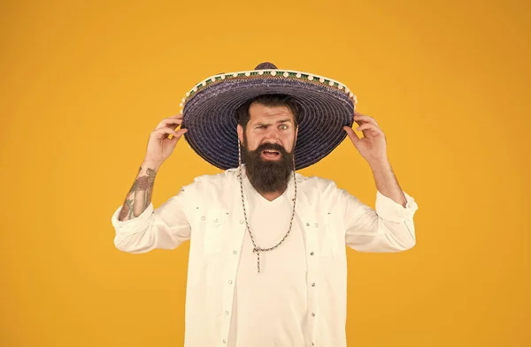 Brutal skäggig man i mexikansk sombrero hatt. Mexikanska dagen av de döda. Nationell mexikansk semester. Mexikansk hatt sombrero och mustasch. man på festligt humör på fest firar. 5:e maj — Stockfoto