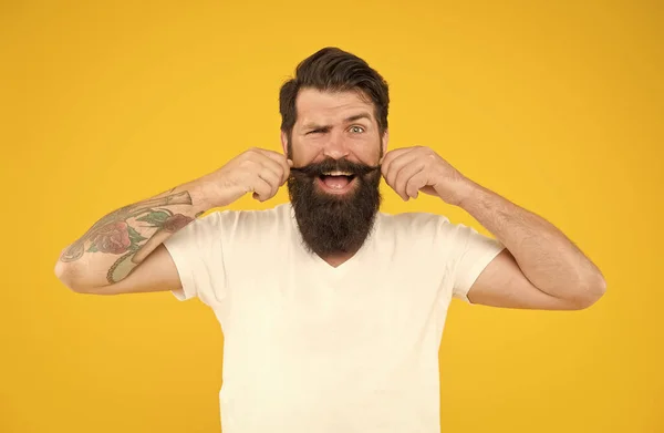 I sin egen stil. Manlig frisörvård. få stil i frisersalongen. Ett ljust liv. brutal skäggig man med gul bakgrund. manligt sommarmode. mogen hipster har perfekt mustasch. Förbluffad kille — Stockfoto