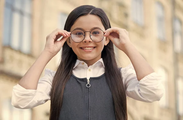 Olhando para o futuro. O miúdo feliz arranja óculos ao ar livre. Desenvolvimento da visão ocular. Visão infantil. De volta ao teste de visão da escola. Oftalmologia pediátrica. Ensino primário. Saúde e cuidados — Fotografia de Stock