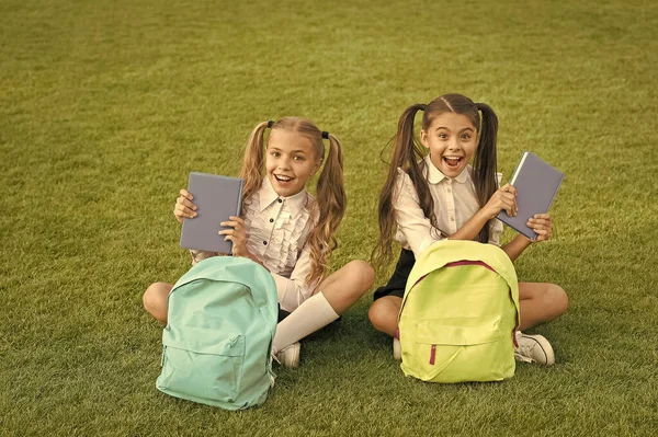 Los libros son mejores amigos. Los niños felices tienen libros al aire libre. Adorables ratones de biblioteca sobre hierba verde. Biblioteca escolar. Literatura y lenguaje. Gramática inglesa. Educación y conocimiento. Libros de amistad — Foto de Stock