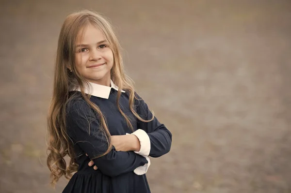 Tillbaka till skolan och ser cool ut. Glad unge tillbaka till skolan. Liten flicka bär skoluniform. Klädkod. Formell utbildning. Uppstart. 1 september. Tillbaka till skolan med stil, kopiera utrymme — Stockfoto