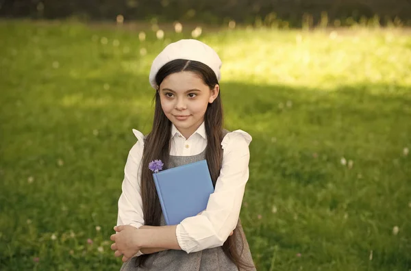 Torna a scuola, guarda. La bambina torna a scuola. La ragazzina tiene il libro in uniforme. 1 settembre. Torniamo a scuola. Moda scuola. Istruzione e studio. Torniamo all'apprendimento. Avvio — Foto Stock