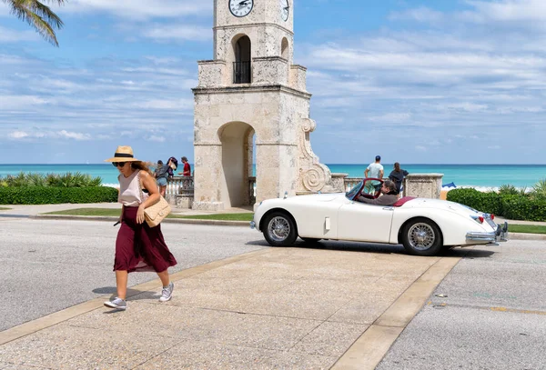 Palm Beach, Florida - 21 de marzo de 2021: Classic Jaguar XK 150 3.8 Roadster retro car on road — Foto de Stock