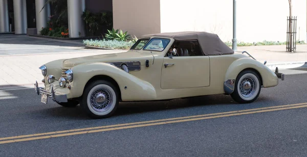 Long Beach, California Amerikai Egyesült Államok - április 12, 2021: bézs retro vintage car cabriolet right side view. — Stock Fotó