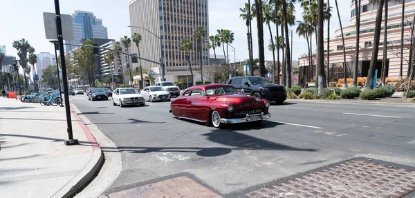 Long Beach, Kalifornie USA - 11. dubna 2021: červený chevrolet kustom retro car crossing road. luxusní — Stock fotografie