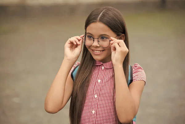 Feliz niña con el pelo largo fijar gafas en la nariz con aspecto lindo verano al aire libre, gafas —  Fotos de Stock