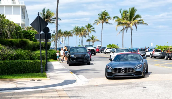 Palm Beach, Florida - 21 de marzo de 2021: Mercedes-benz AMG GTS V8 Bi-turbo gris, vida de lujo — Foto de Stock