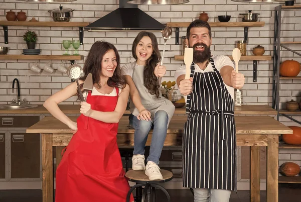 Kärlek och stöd. hälsosam mat koncept. professionellt kockteam. Lycklig barndom. Glad familjedag. far och mor med dotter laga mat i köket. En liten flicka som lagar mat med föräldrar. För upptagen — Stockfoto