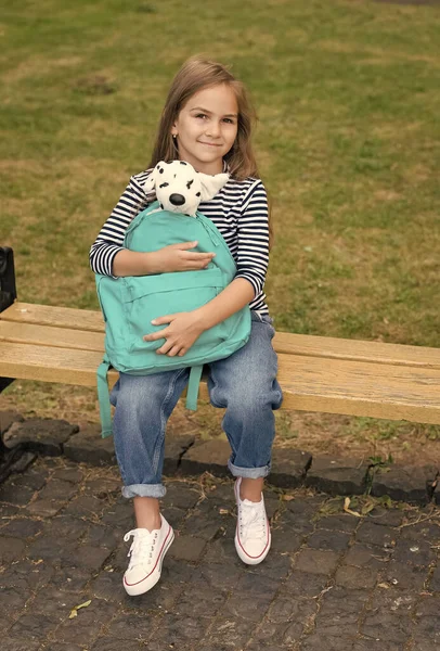 Porta-te bem, sê gentil. Criança pré-escolar segurar cão de brinquedo no saco. Miúdo do liceu. Educação pré-escolar. Creche e creche. Jardim de infância e escola infantil. Cuidados pós-escolares. Crescer só beagun — Fotografia de Stock