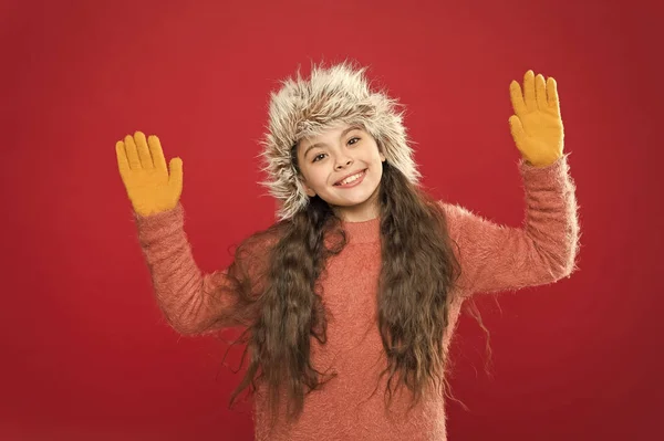 Bambino felice in abiti invernali caldi di maglione lavorato a maglia e guanti con cappello auricolare pronto per l'attività di vacanza, inverno — Foto Stock
