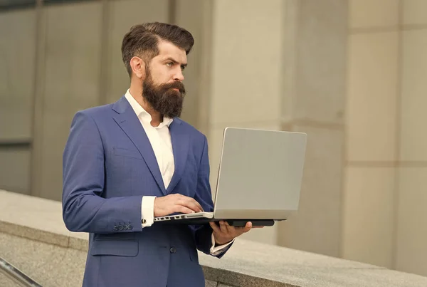 正式なビジネススーツのブルートビジネスマンは、オンライン屋外で働くためのラップトップを使用して、電子ビジネス — ストック写真