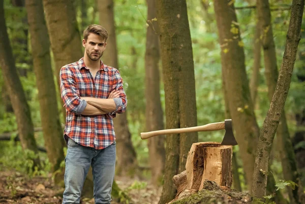 Homem bonito posando com machado, natureza — Fotografia de Stock