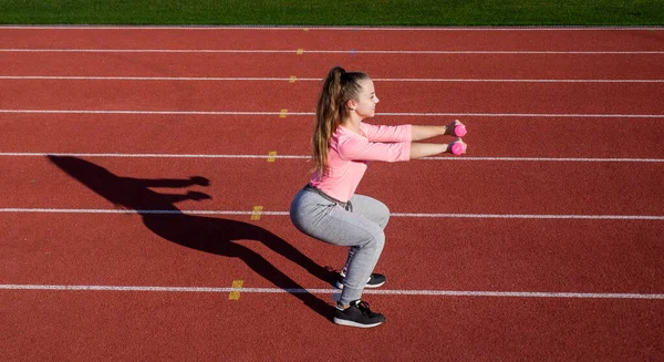 Hazte más fuerte. Chica fuerte hacer sentadillas de mancuerna. Entrenamiento de fuerza. Entrenamiento de entrenamiento de fuerza — Foto de Stock