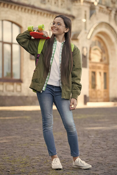 Катание на коньках от приключения к приключению. Счастливая девушка держит пенни на улице. Спорт и отдых. Транспорт и транспорт. Уличный скейтбординг. Катание на коньках в стиле еще долгие годы