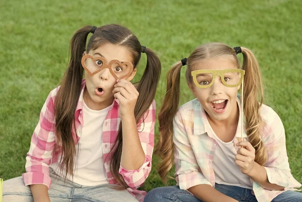 Ziet er chique uit. Feestmeisjes dragen rekwisieten bril op groen gras. Speelse vrienden. Gelukkige jeugd. Mode en schoonheid. Carnaval mode-accessoires. Zomer mode. Modestijl. Accessoires voor uw look — Stockfoto