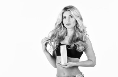 Kıvırcık kahverengi saçlara sprey sıkan kadın. Seksi kıvırcık kadın elinde saç bakım ürünü tutuyor. Kıvırcık saçlara dikkat et. Kıvırcık saçlı kız. vücut bakımı ve güzellik için organik doğal kozmetik kremler