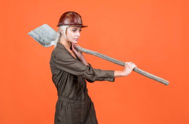 İşçi bayramı. kopyalama alanı. Klimalı ve kasklı kadın. Kadın müteahhit kürek tutuyor..