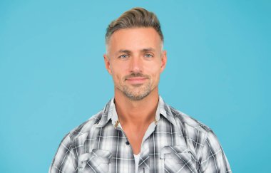 Çünkü bu senin saçın. Gri saçlı orta yaşlı bir adam. Tıraşsız sakallı yakışıklı bir adam. Saç bakım kozmetiği. Yetiştirme ürünleri. Berber dükkanı. Kuaför salonu. Kuaförlük ve kuaförlük