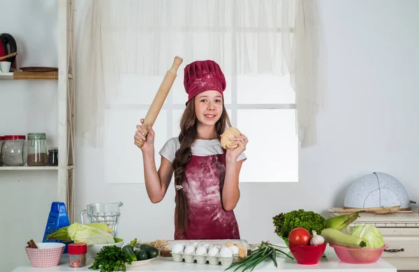 Útiles herramientas. Chef adolescente vistiendo uniforme. niño estudiar cómo cocinar por receta — Foto de Stock