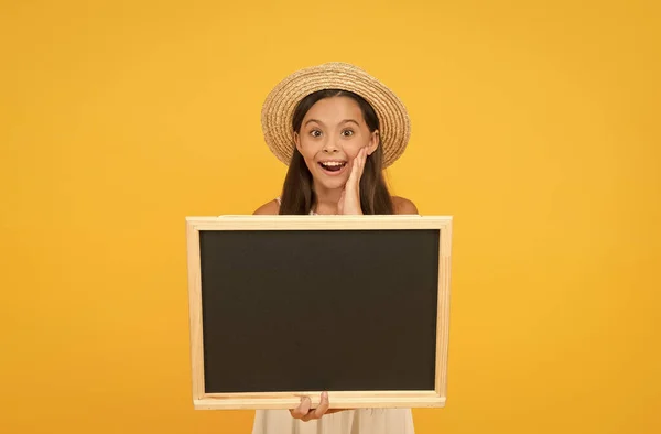 Offre incroyable. À faire avant les vacances d'été. Fille tenir un espace de copie de tableau. Informations utiles. Clubs d'été pour enfants. Chapeau de paille enfant informant les événements estivaux. Idées de loisirs. Voyage d'été — Photo