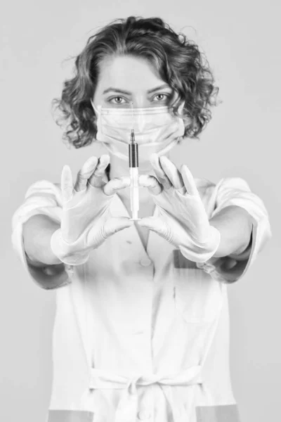 마스크를 착용 한다. 약병 주사. 코로나 바이러스에 대한 주사. 청진기를 사용하는 여성 간호사. 독감 백신을 들고 있는 연구자입니다. 의사는 아기를 위해 예방 접종을 실시하는 주사기를 사용 한다 — 스톡 사진