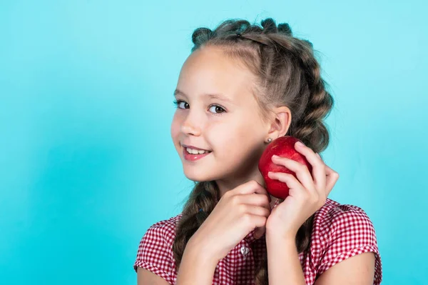 Ευτυχισμένη έφηβος κορίτσι με κόκκινα φρούτα μήλο, αντίγραφο χώρου, δίαιτα — Φωτογραφία Αρχείου