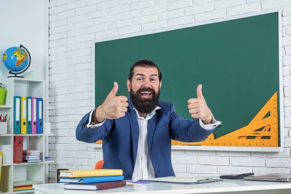Homem com barba e bigode olhar como homem de negócios ou professor na faculdade ou na escola, estudo bem sucedido — Fotografia de Stock
