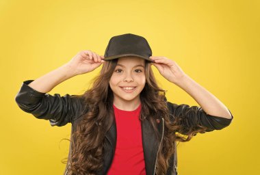 İçindeki hippiyi bul. Küçük mutlu hippi sarı kapaklı arka plan. Küçük çocuğun modaya uygun görünüşü. Sıradan bir tarzı var. Moda kıyafet ve aksesuar. Çocuklar giyer. Havalı ve şık