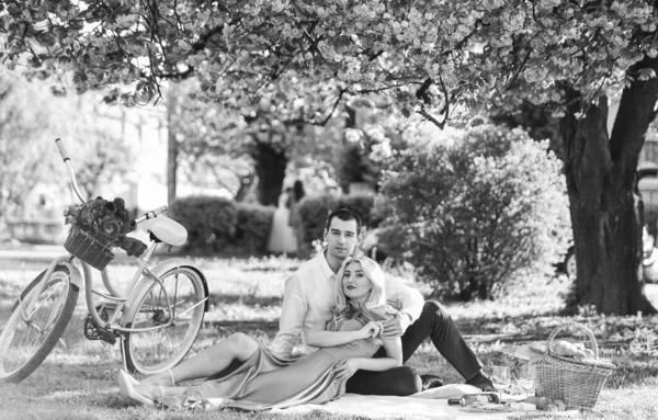 Ідеальна дата весни. Чоловік і жінка в коханні. Час для пікніка. Тривалі стосунки. Пара має пікнік у місцевому парку. Пара сидить на ковдрі. Щасливі разом. Романтичний пікнік. Ідилічний момент в саду — стокове фото
