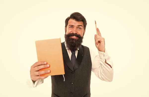 Homem barbudo inspirado segurar livro escolar levantando caneta escrita isolada no branco, inspiração para a educação — Fotografia de Stock