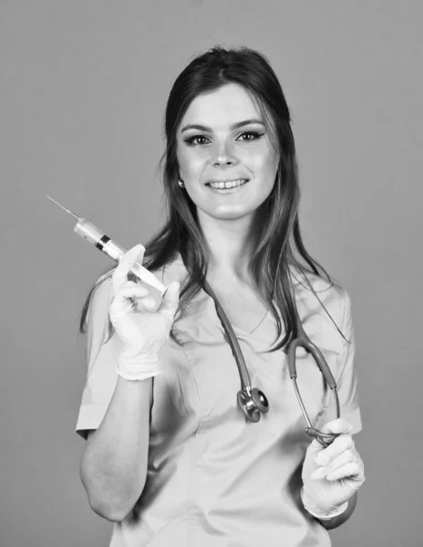 女医生用注射器。快乐的护士打针。卫生工作者用注射器接种疫苗。给医生或治疗师注射病毒疫苗。中国的高头牛流行病 — 图库照片