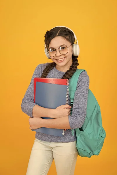 Modern schoolmeisje dagelijks leven. School club. Het schoolsysteem werkt. Privé-onderwijs. Tiener met rugzak. Schattig lachend schoolmeisje. Meisje klein schoolmeisje draagt rugzak. Leerling naar school — Stockfoto