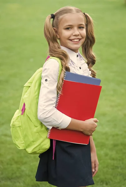 Rozvoj představivosti. Roztomilá holka drží zápisník. šťastná školačka s knihou na školním dvoře. Zpátky do školy. Tvrdě pracující dítě nosí batoh. koncepce vzdělávání a čtení. Očekávat úspěch — Stock fotografie